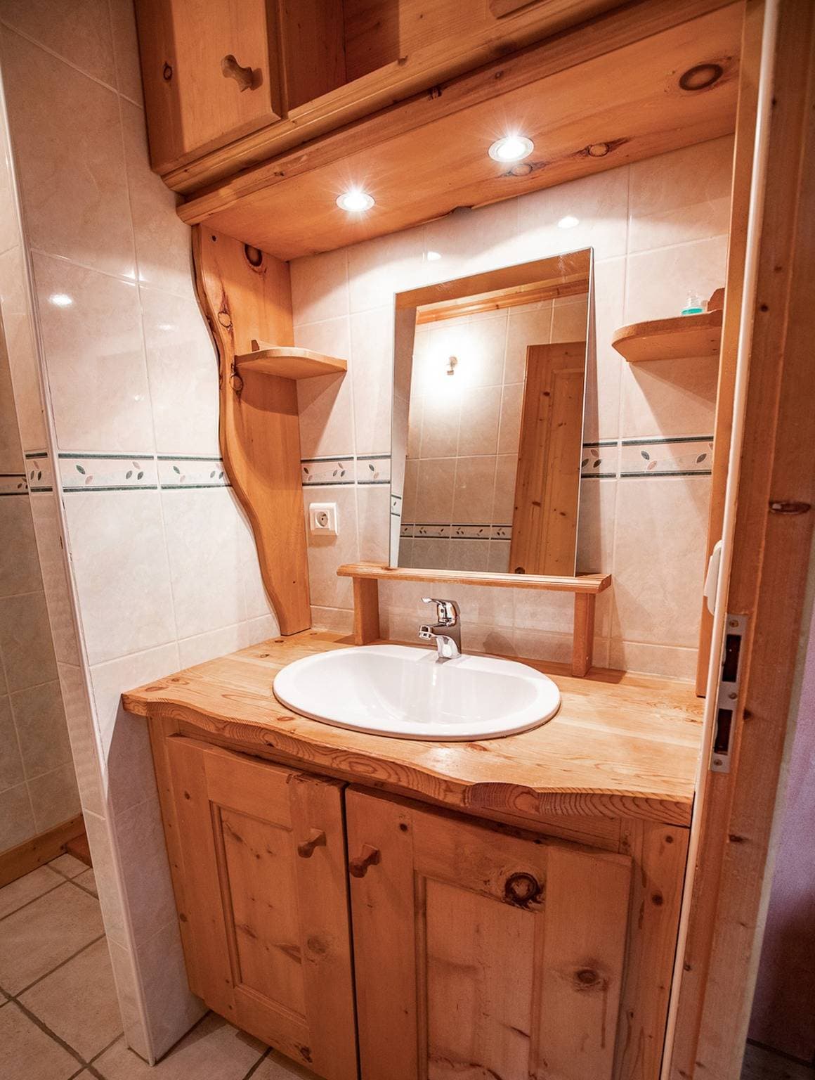 Foto 9 von 14: Einzimmerapartment 'Le Pin Cembro' mit Bergblick, privater Terrasse und WLAN