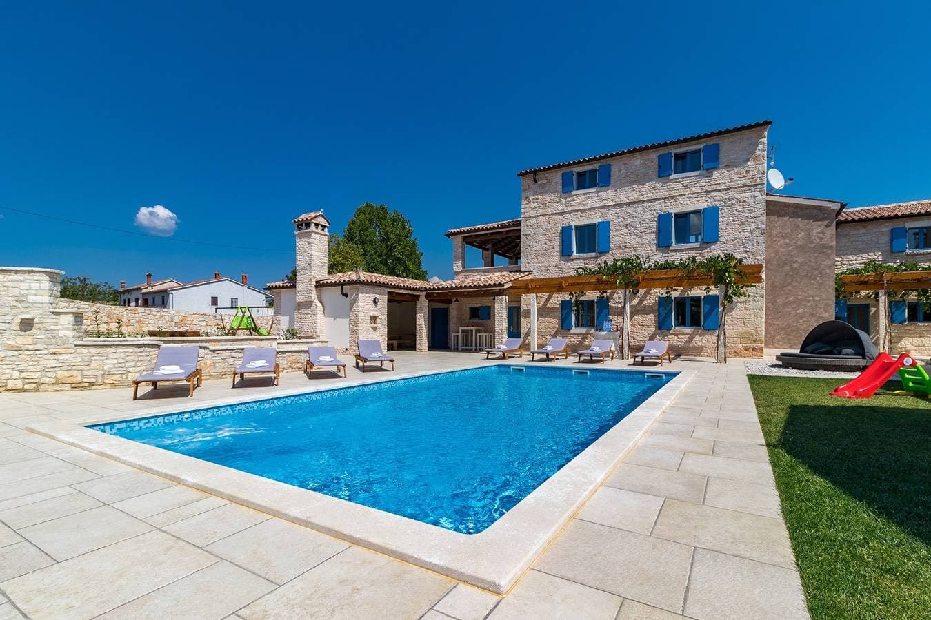 Eine schöne geräumige Villa in einem ruhigen Dorf außerhalb der überfüllten Stadt! 1