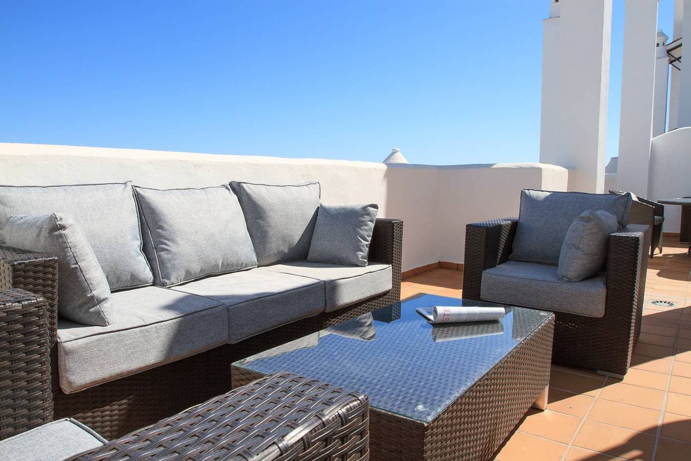 Foto 10 von 38: Top del Golf Hills Marbella - Large roof top lounge terrace