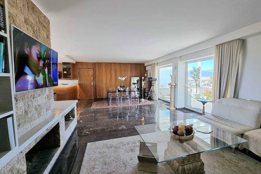 Foto 8 von 30: One 360 Skyline Athens - Penthouse Suite with private Infinity Jacuzzi