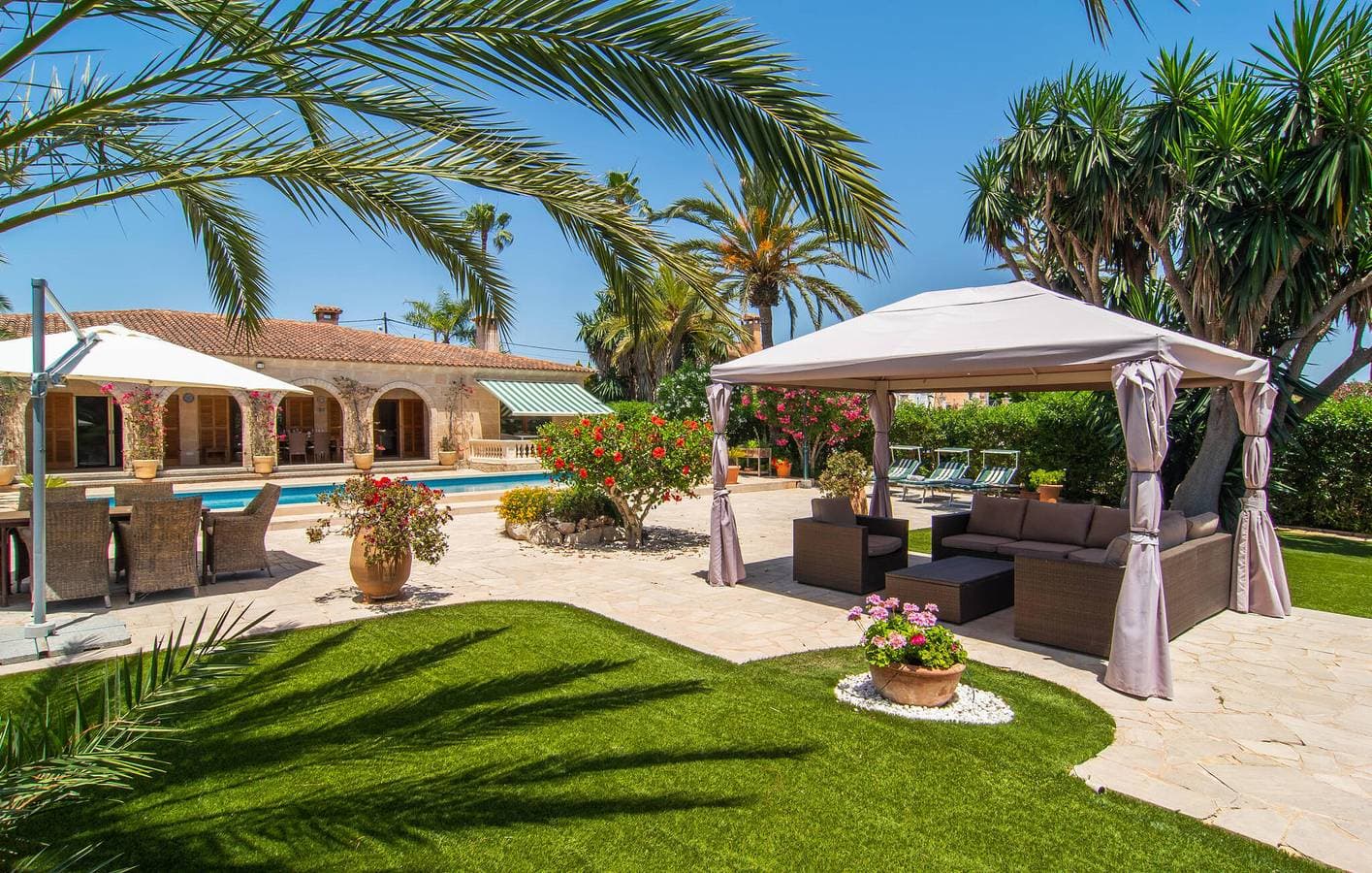 Foto 9 von 51: Modernes Apartment am Meer mit Pool, Terrasse und AC