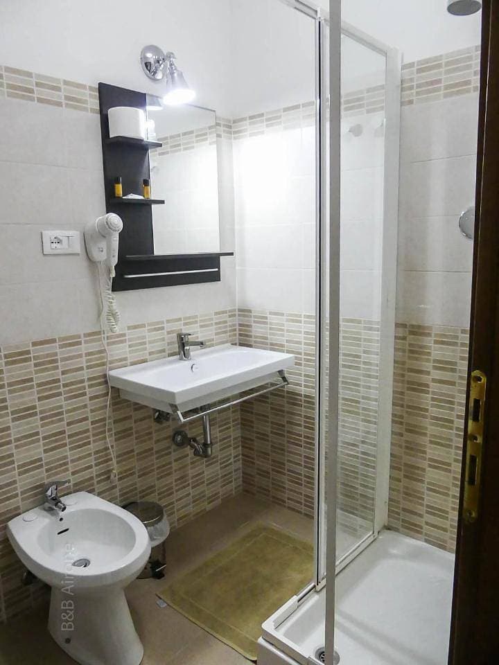 Foto 6 von 12: Double Room with Private Bathroom