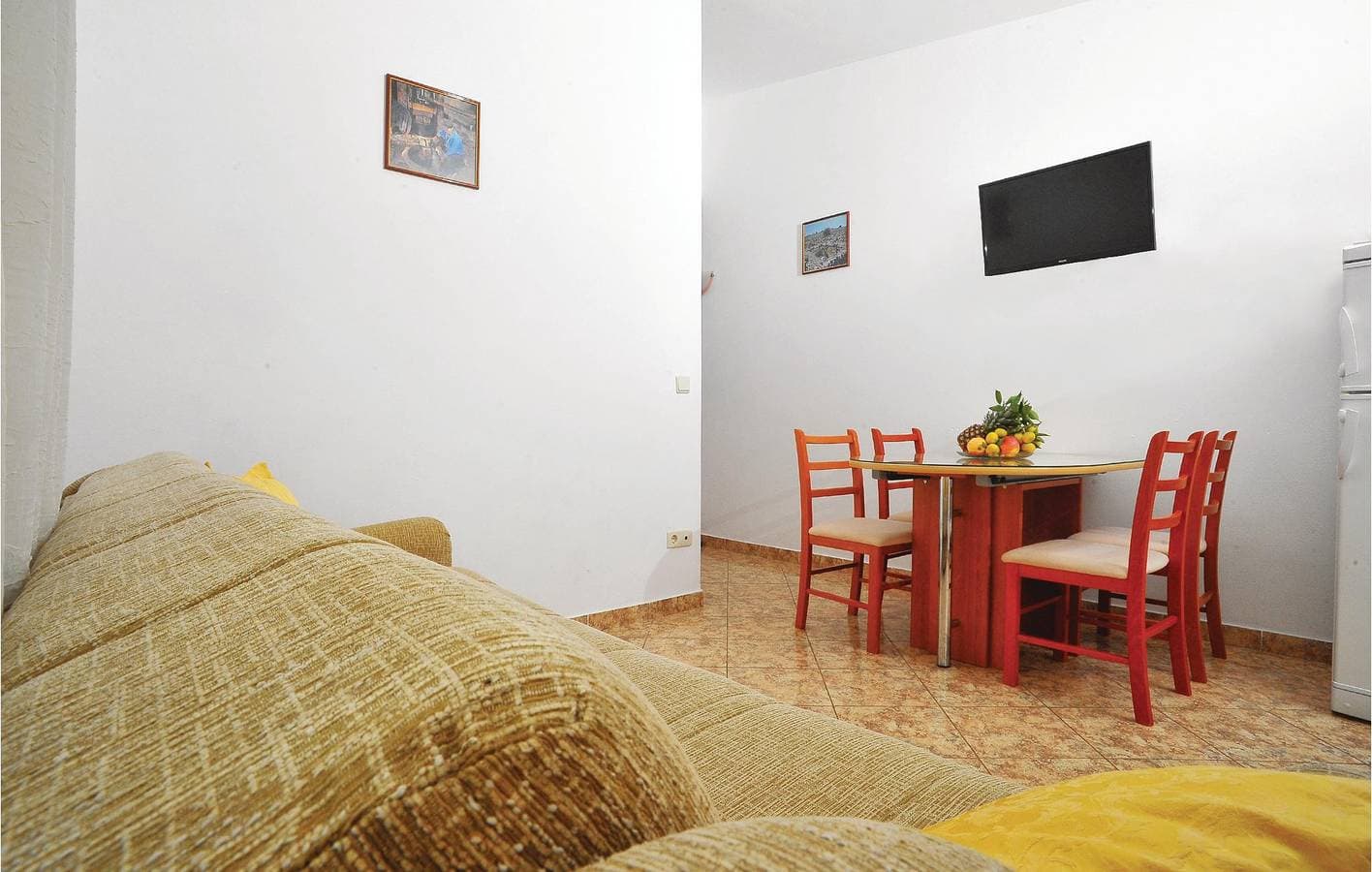 Foto 8 von 17: Gemütliche Ferienwohnung mit Terrasse, Küche und WLAN in der Nähe des Strandes Stari Porat
