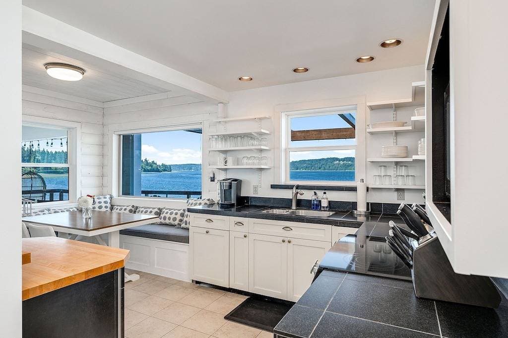 Foto 10 von 21: Sunset Shores: Waterfront Cottage on Vashon Island