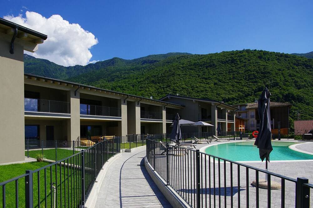 Foto 12 von 30: Modern lake view apartment with shared pool, garden, parking, air-conditioning