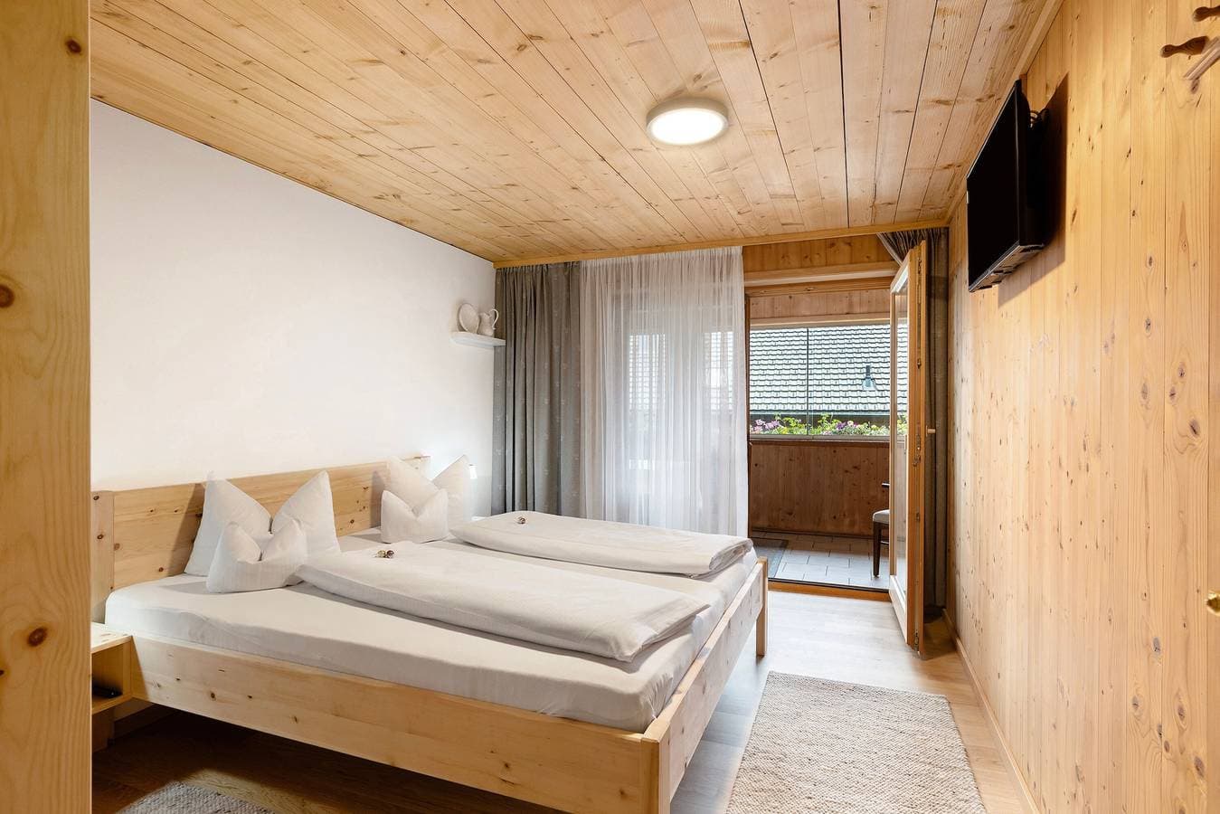 Foto 8 von 25: Zimmer 'Alpenfrieden' mit Bergblick, Gemeinschaftsgarten und WLAN