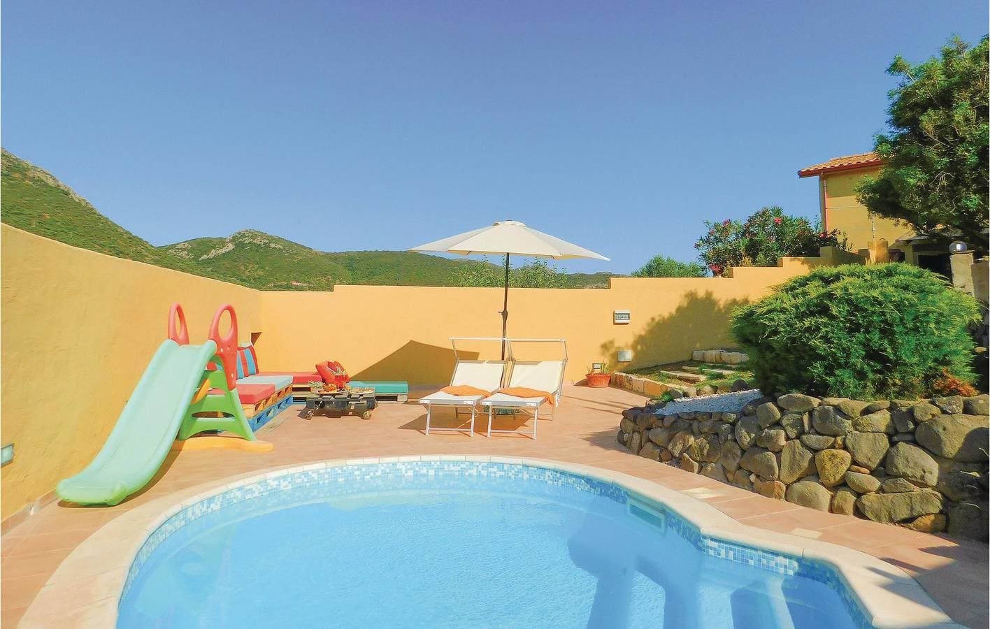 Foto 2 von 14: Rückzugsort am Pool: Gemütliches Apartment mit Garten und Internet