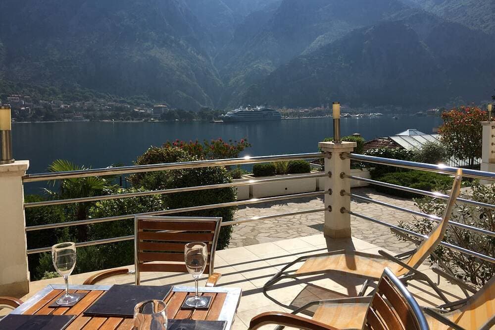 Erdgeschoss. Private Terrasse, Gemeinschaftspool, Blick über den Fjord auf die Altstadt von Kotor 1