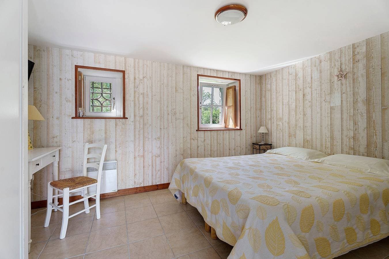 Foto 4 von 23: Gästezimmer „La Souricière - Le Puits“ mit gemeinsamer Terrasse, Garten und WLAN