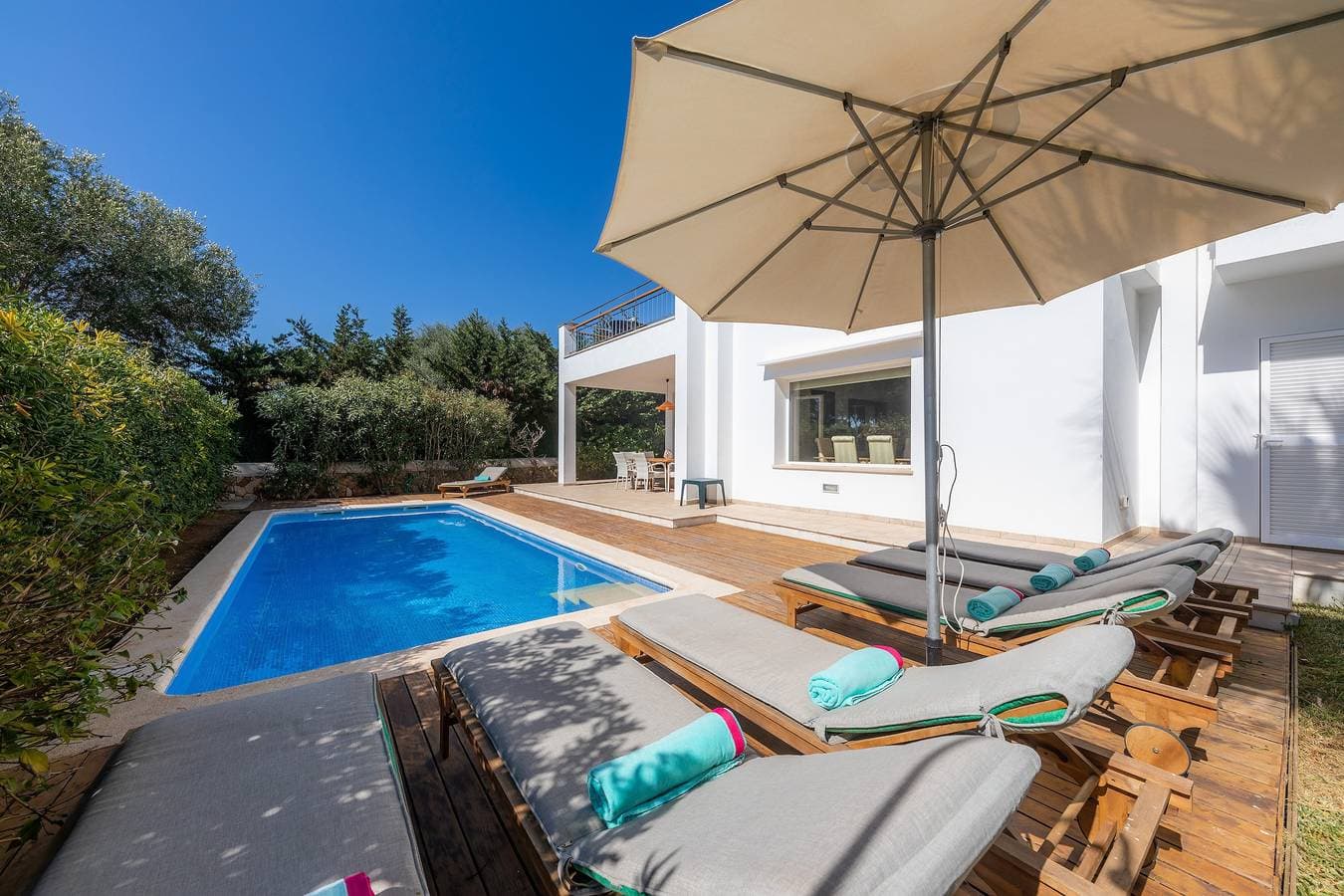 Foto 4 von 42: Haus mit Bergblick, Pool, Garten, Terrasse, Klimaanlage und WLAN