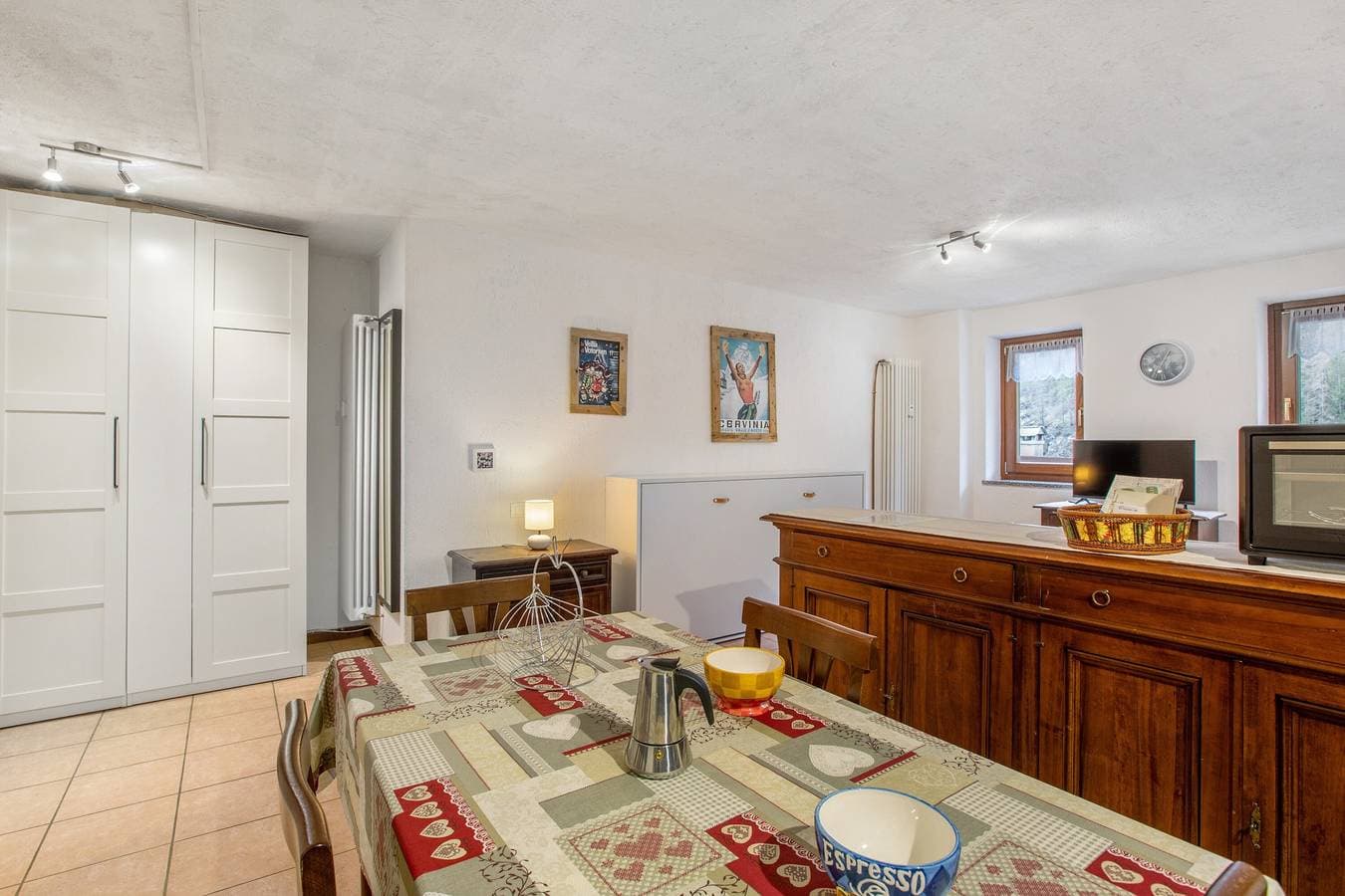 Foto 10 von 14: Einzimmerapartment 'Monolocale A Valtournenche' mit Bergblick, Gemeinschaftsgarten und WLAN