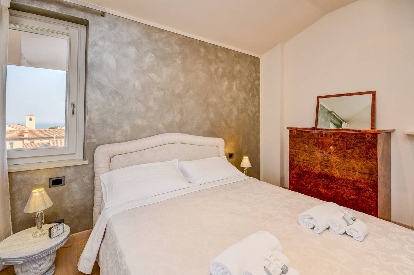 Foto 11 von 27: Mgh Luxury - Lake View Penthouse Desenzano