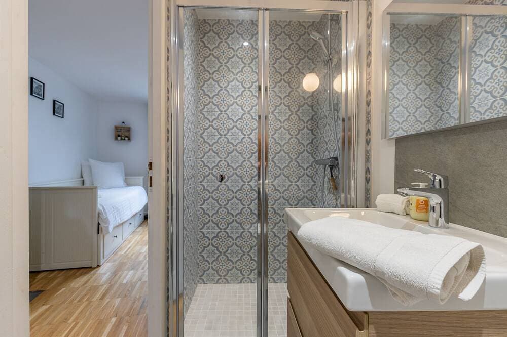 Foto 4 von 9: Studio-Ensuite mit Dusche