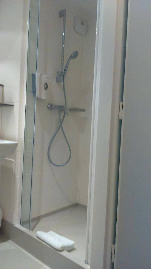 Foto 5 von 13: Triple Room (1 double bed and 1 single bed)