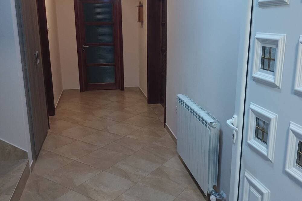 Foto 11 von 12: The modernly equipped villa is located in a quiet and green environment.