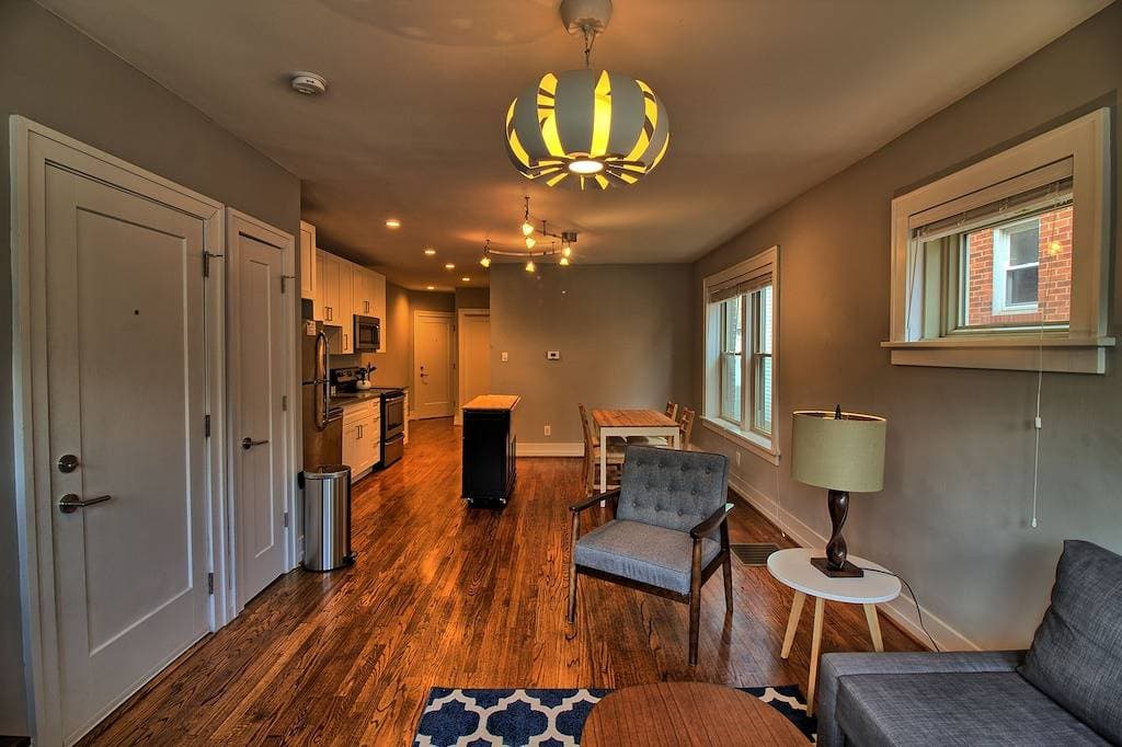 Foto 4 von 18: Elegant Minimalist Gem w/ Private backyard, W/D