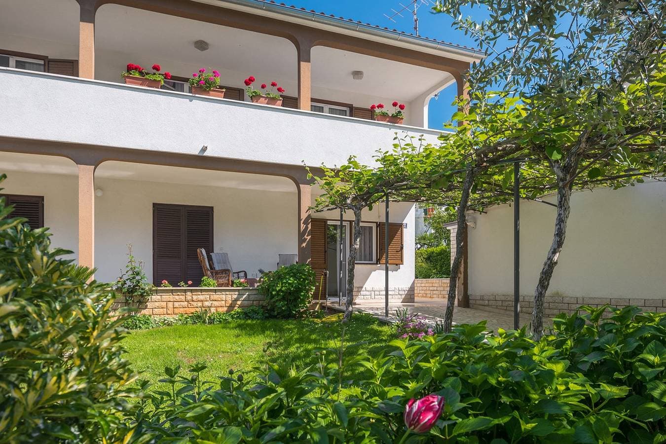 Foto 2 von 24: Die Schönheit des gepflegten Gartens, die Nähe der Strände, die Privatsphäre, die Ruhe und die Ruhe sind die Hauptvorteile dieser bezaubernden Wohnung!