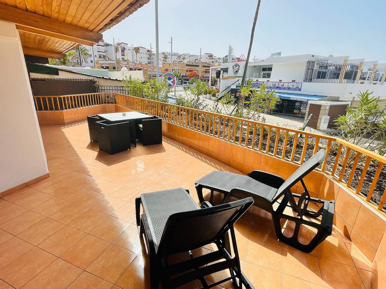 Foto 2 von 33: Ferienwohnung 'Los Geranios 304' mit Gemeinschaftspool, privater Terrasse und WLAN