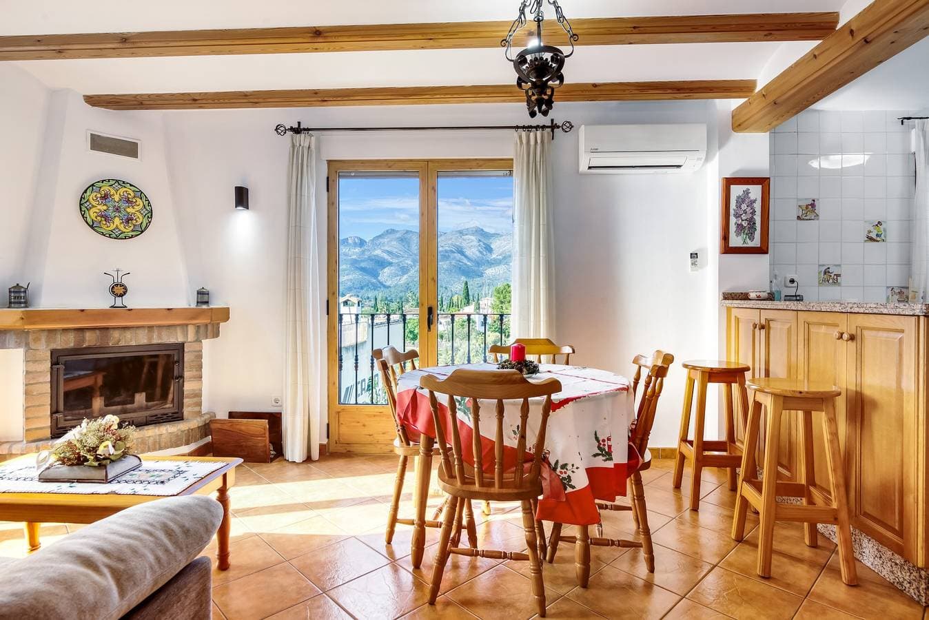 Foto 2 von 31: Ferienwohnung 'El Castellet' mit Bergblick, Wi-Fi und Klimaanlage
