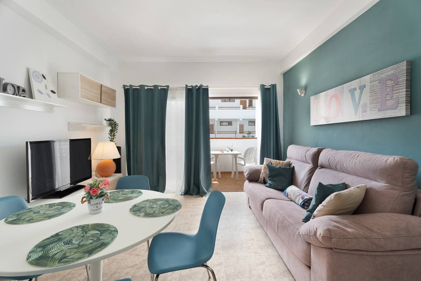 Foto 3 von 21: Ferienwohnung 'Los Cristianos One-bedroom' mit privatem Pool, Balkon und Wi-Fi