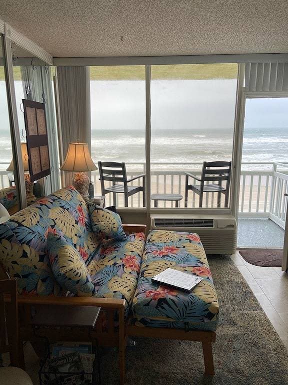 Foto 12 von 30: Oceanfront Studio - “also can’t get closer to the beach” View, comfy and clean!