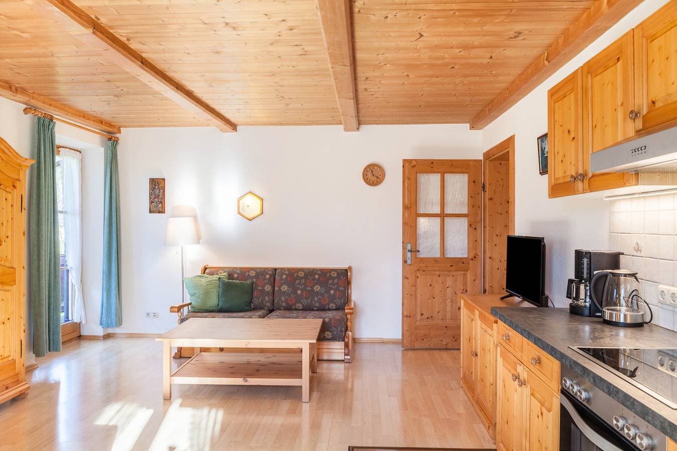 Foto 9 von 41: Ferienwohnung Karwendelblick mit Blick auf die Berge