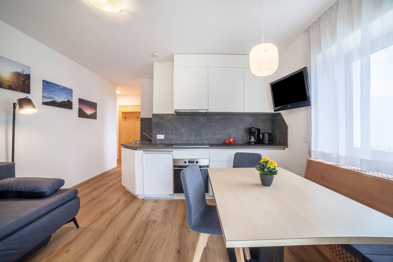 Foto 7 von 31: Ferienwohnung "Haus Hohenrain 1" mit Bergblick, Pool, WLAN, Terrasse & Garten
