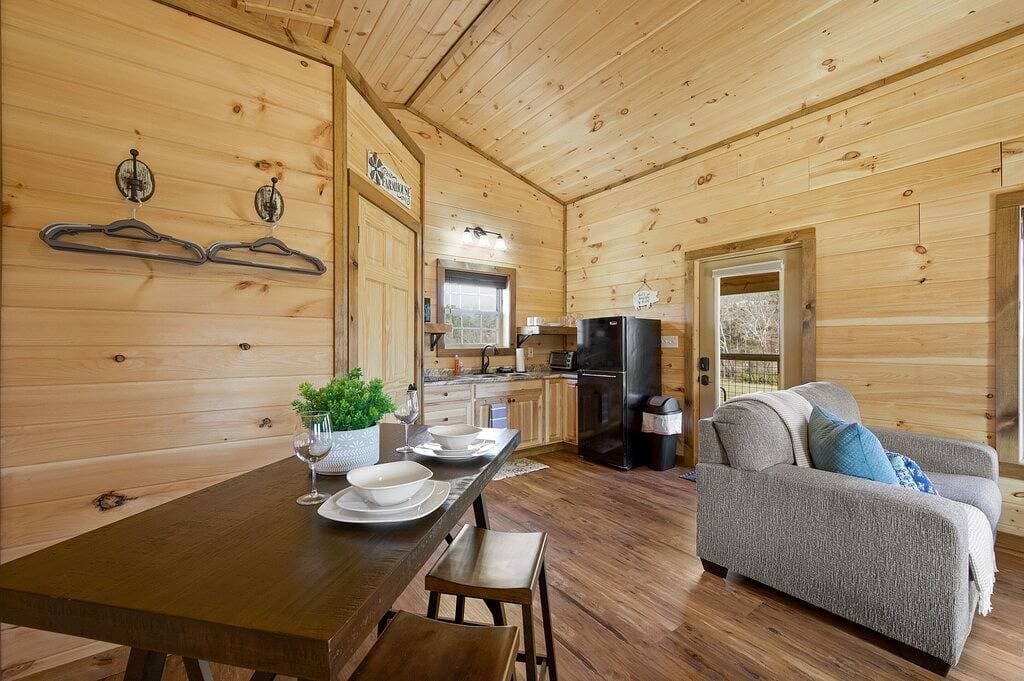 Foto 7 von 48: ☆Newly Build Cabin☆ Hot Tub ◇ Fire Pit ◇ Fireplace ◇ Dog-friendly