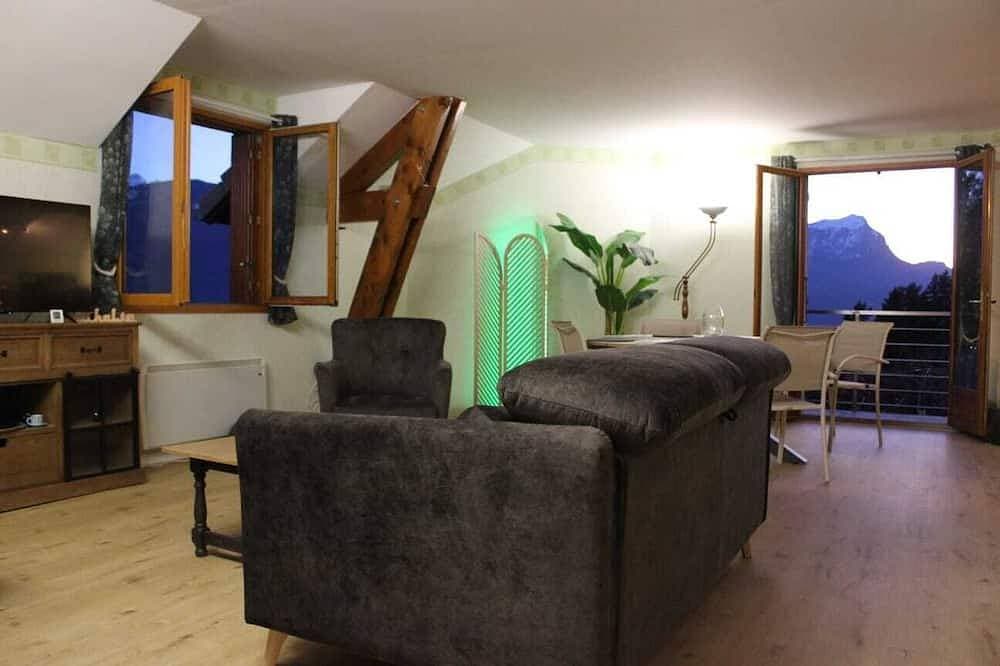 Foto 5 von 14: Spacious apartment with magnificent view and terrace, on the 1st floor of a villa.