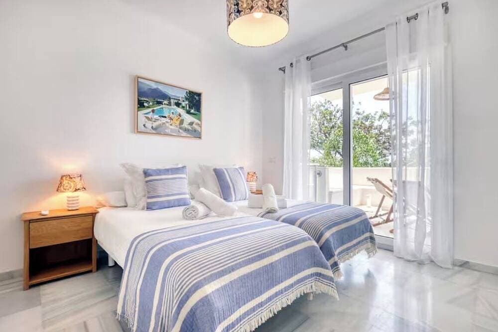 Foto 3 von 30: Apartment on the beachfront in Estepona,