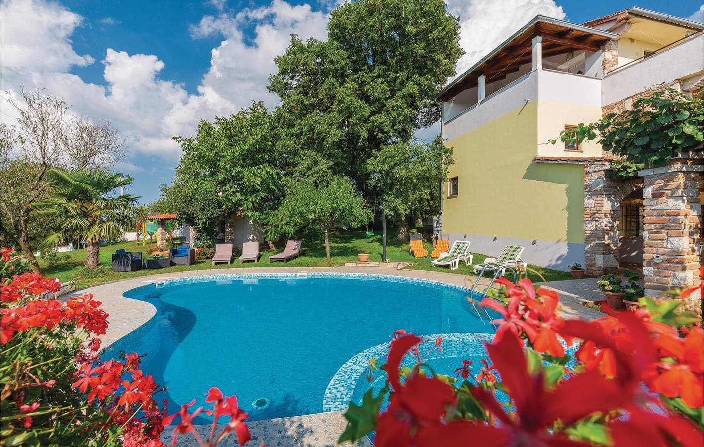 Foto 5 von 35: Gemütliche Unterkunft, 2 km von Tinjan entfernt: WLAN, Pool, Terrasse und Parkplätze!