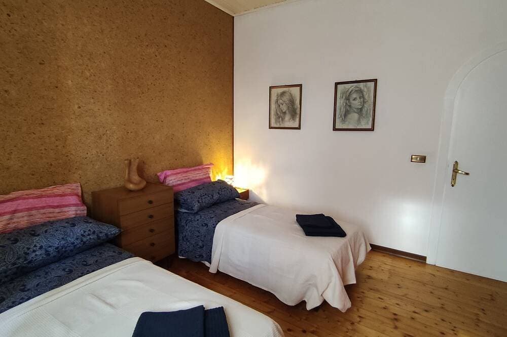 Foto 3 von 18: Apartment-Traditionell-Eigenes Badezimmer-Blick auf den Hof