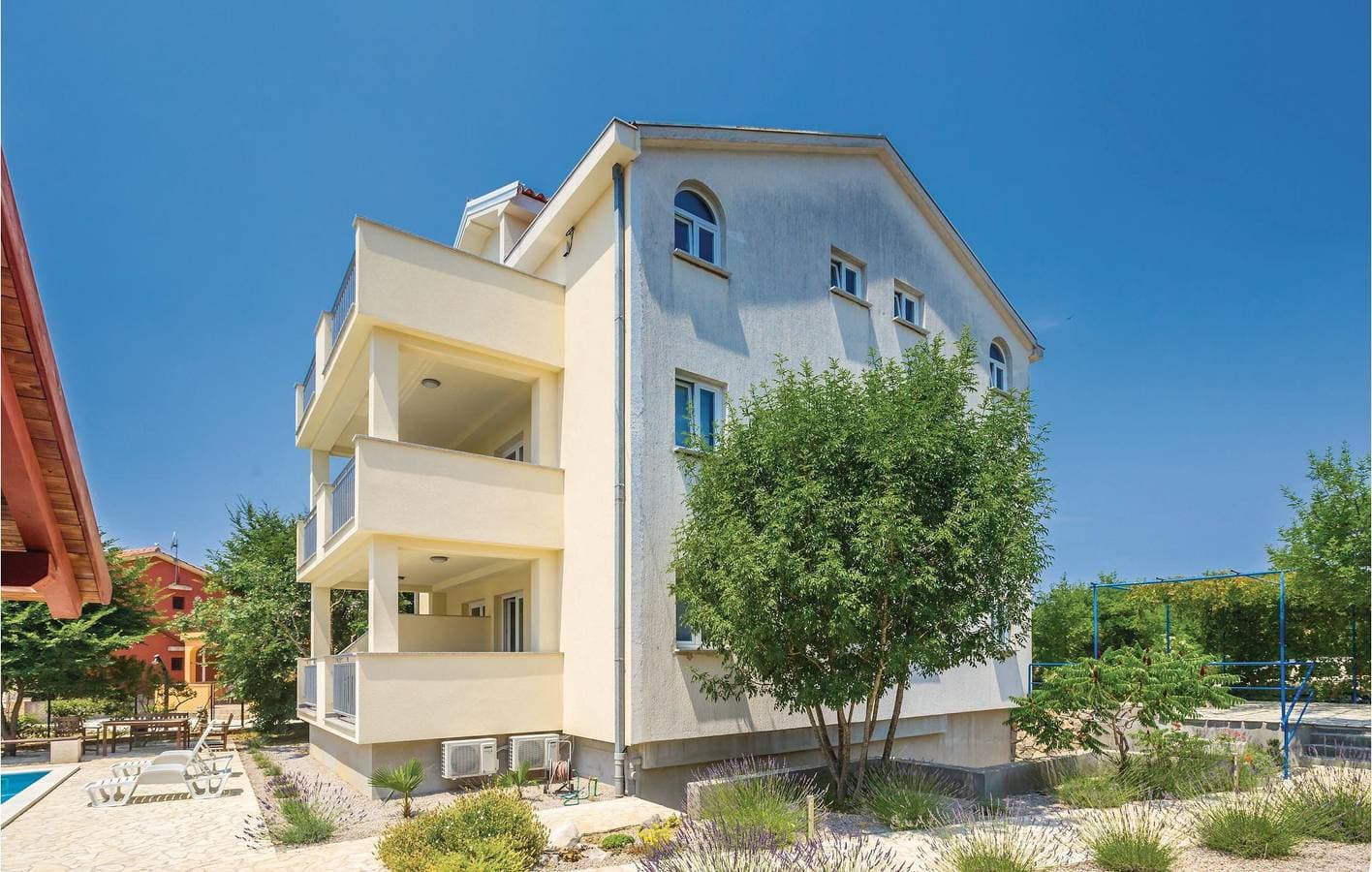 Foto 4 von 39: Gemütliche Ferienwohnung mit Terrasse und Pool, 1000 m vom Strand von Jert entfernt