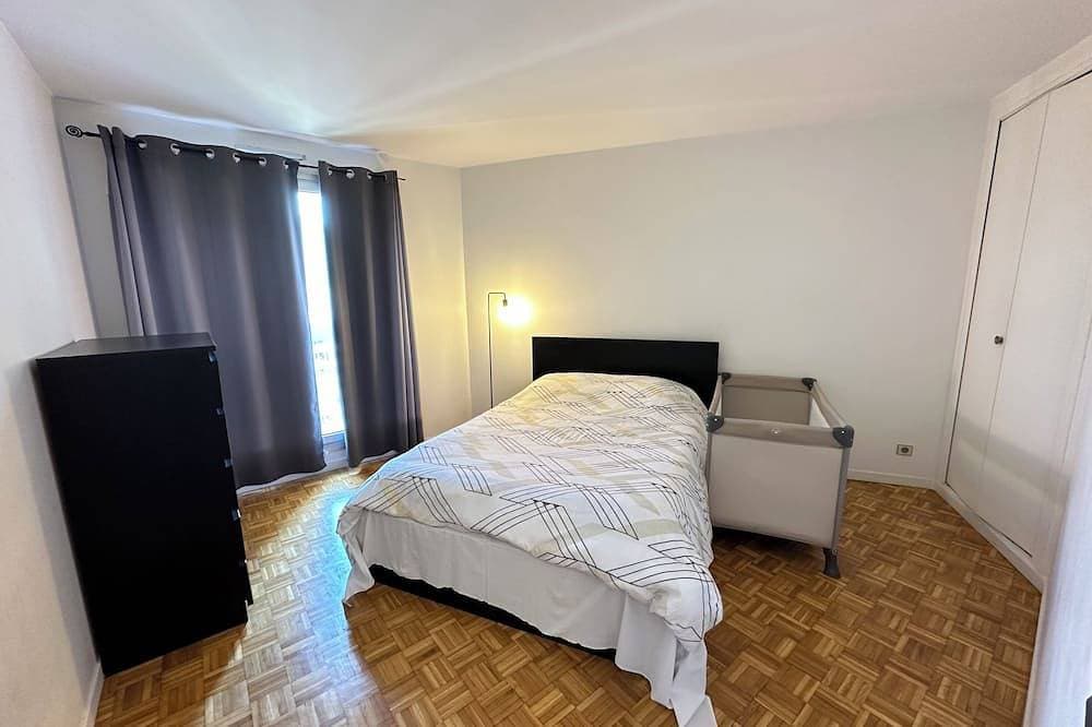 Foto 2 von 22: Spacious 2-room apartment with parking in Paris La Défense overlooking the Eiffel Tower