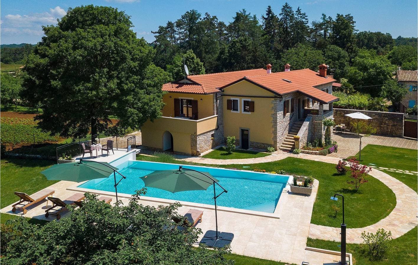 Gemütliche 2-Zimmer-Wohnung mit Pool, WLAN und Parkplatz in der Nähe von Restaurants 1