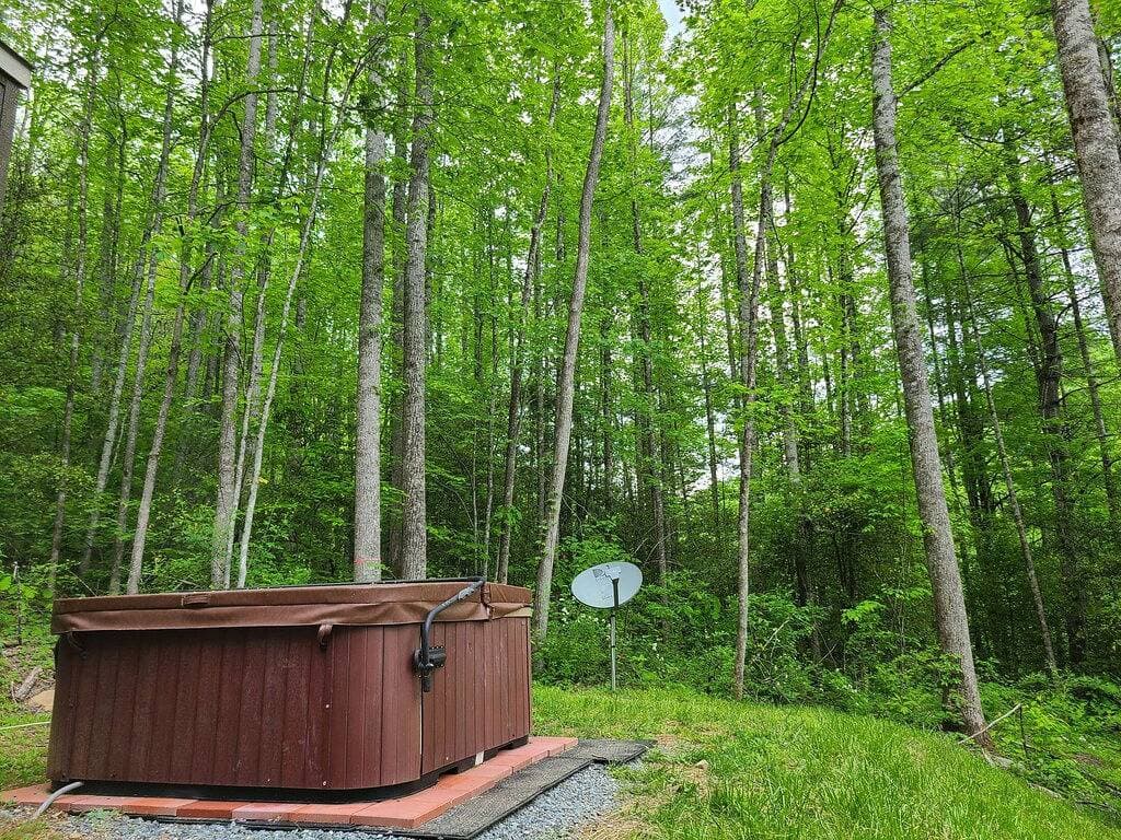 Foto 4 von 11: Mountain Creek Zuflucht - Überdachte Veranda - Feuerstelle - Holzkohlegrill