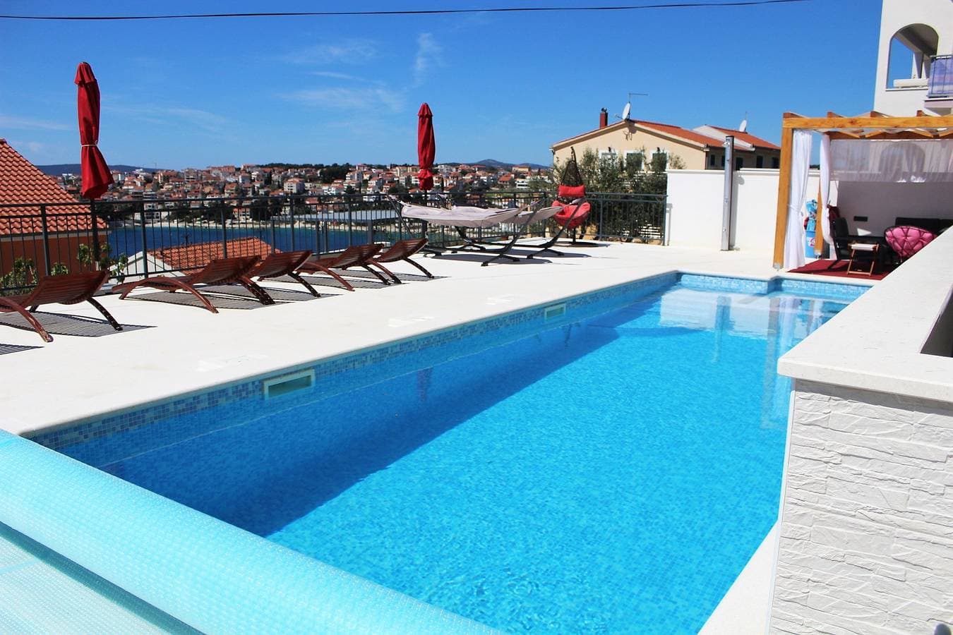 Apartment am Pool mit Meerblick und geräumigem Sonnendeck a5 1