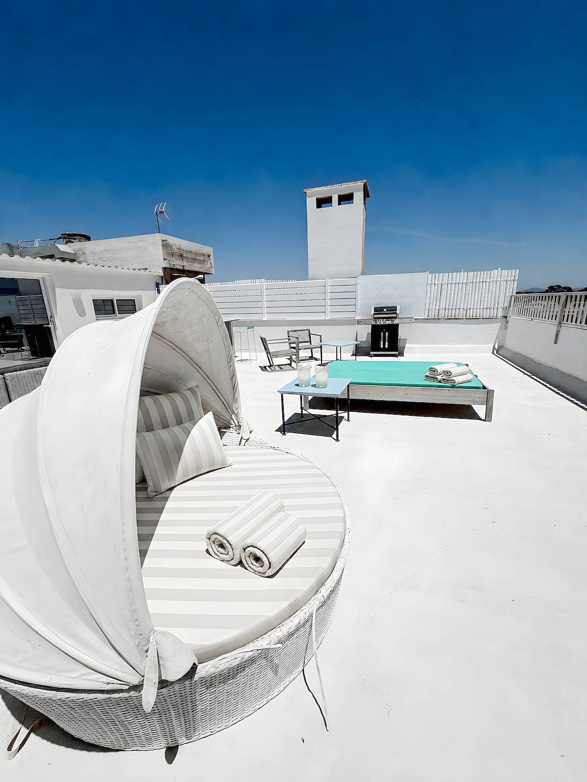 Foto 5 von 27: Beachfront Penthouse – Panoramaterrasse, mediterraner Stil, Privatsphäre