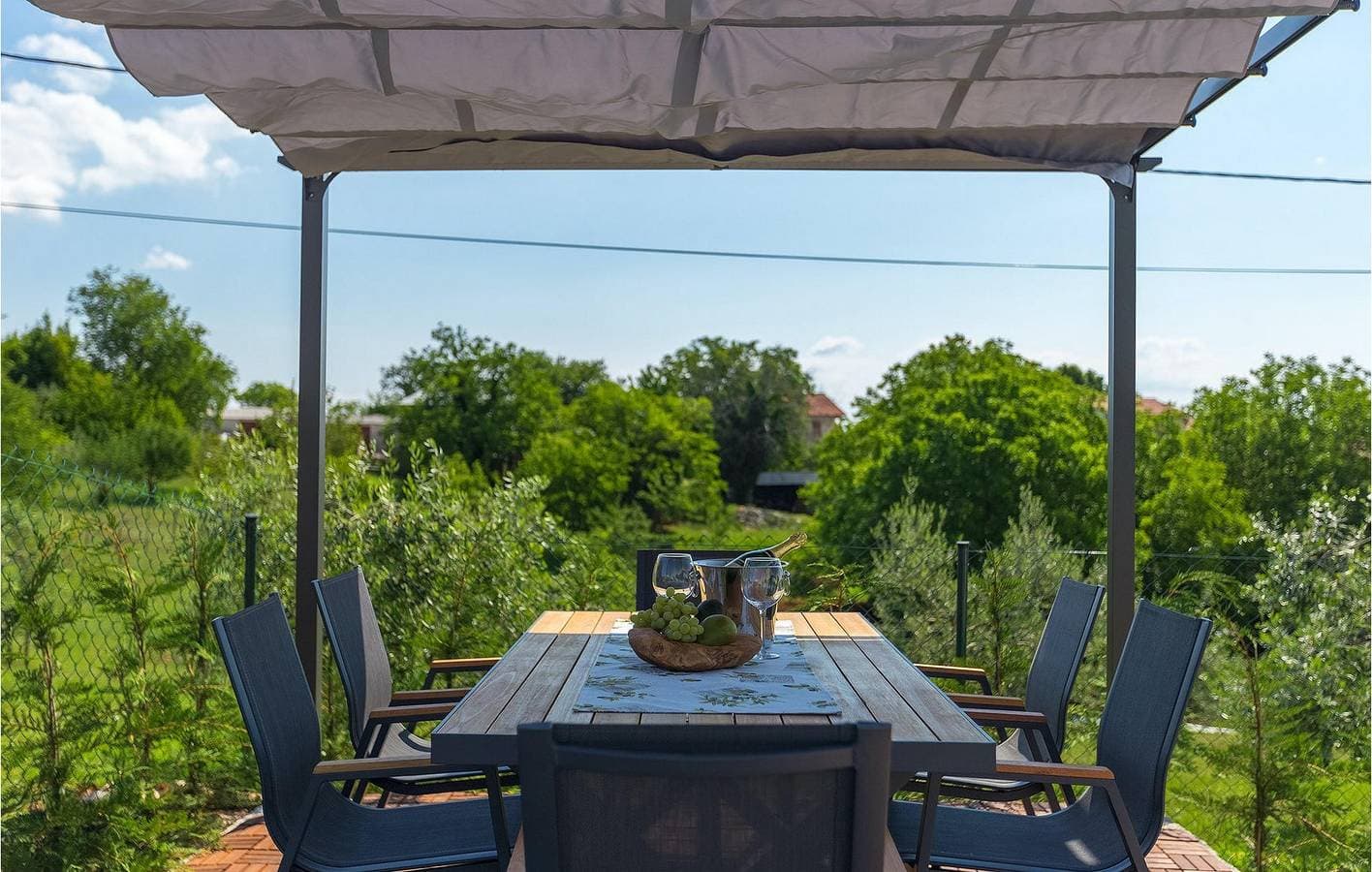 Foto 11 von 46: Geräumige 150 m² große Wohnung mit Pool, WLAN und Parkplatz in Koromani