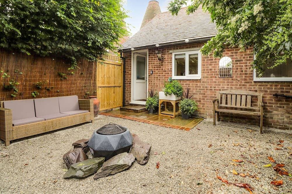 Ditsys Den, pet friendly, with a garden in Paddock Wood, Kent 1