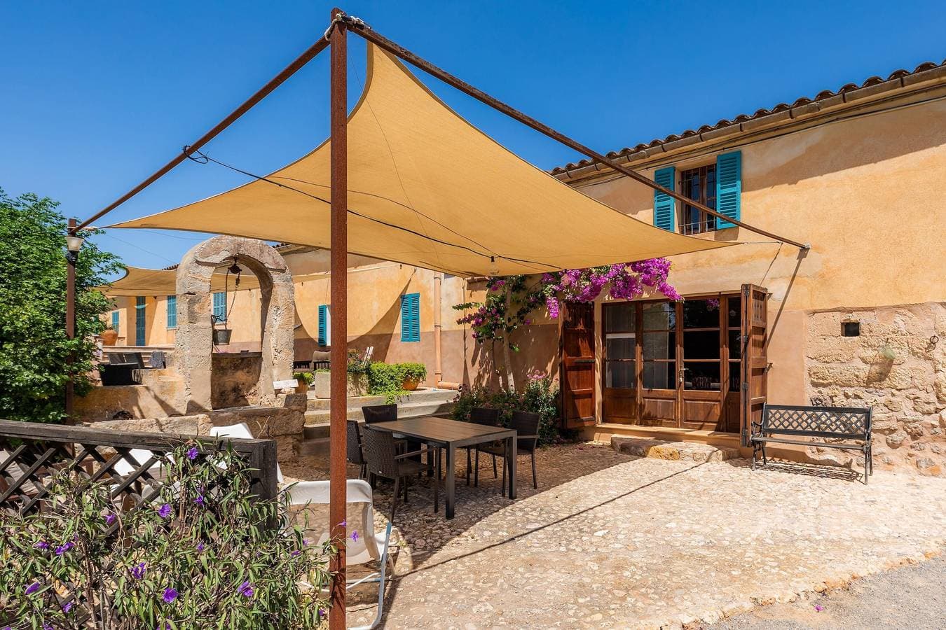 Foto 3 von 30: Agroturismo „Es Rafalet“ mit Bergblick, Pool, Klimaanlage, Terrassen und Garten