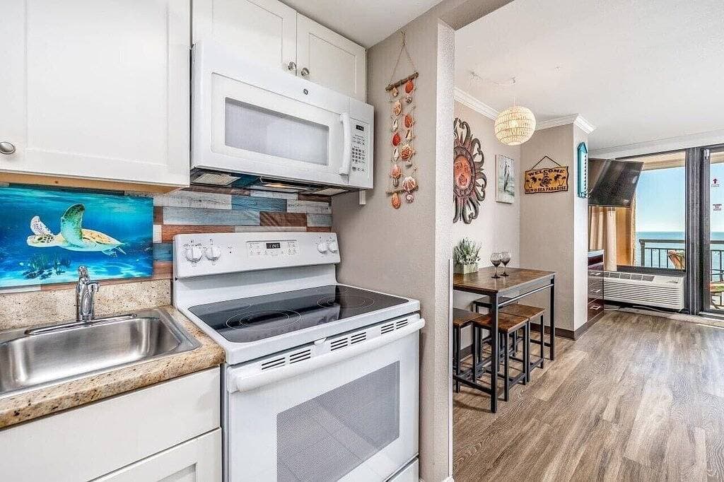 Foto 4 von 47: No Cleaning Fee! Studio, Oceanfront View, King Bed, Wow ratings!