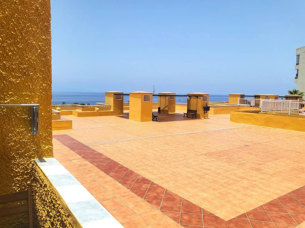 Foto 6 von 25: Moderne Unterkunft mit Pool, Terrasse und Parkplatz in Playa La Arena