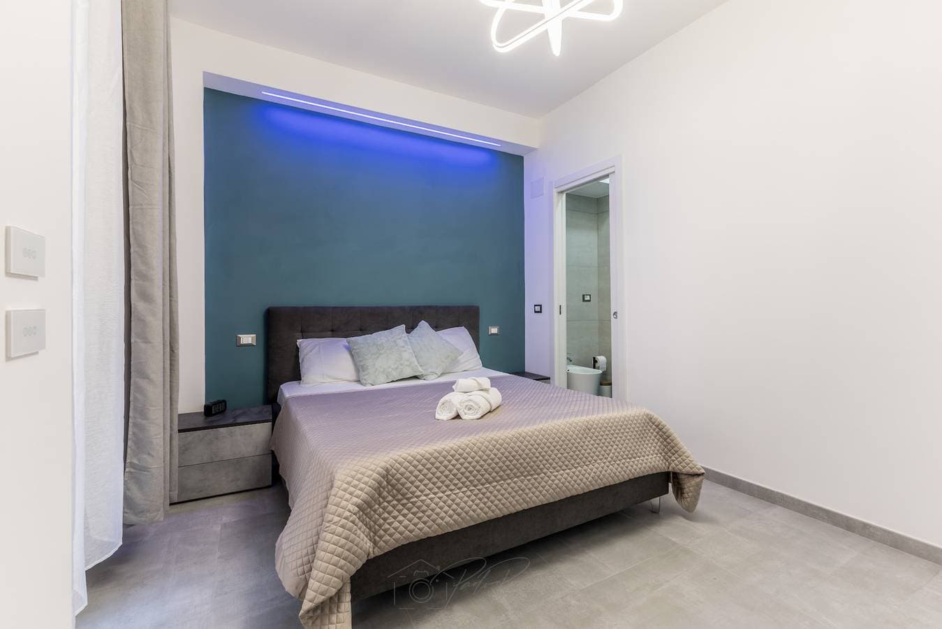 Foto 5 von 14: Zimmer 'Gordiani Guest House - Grey' mit WLAN und Klimaanlage