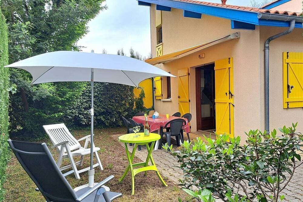 3-room house with swimming pool in Village Océlandes 1
