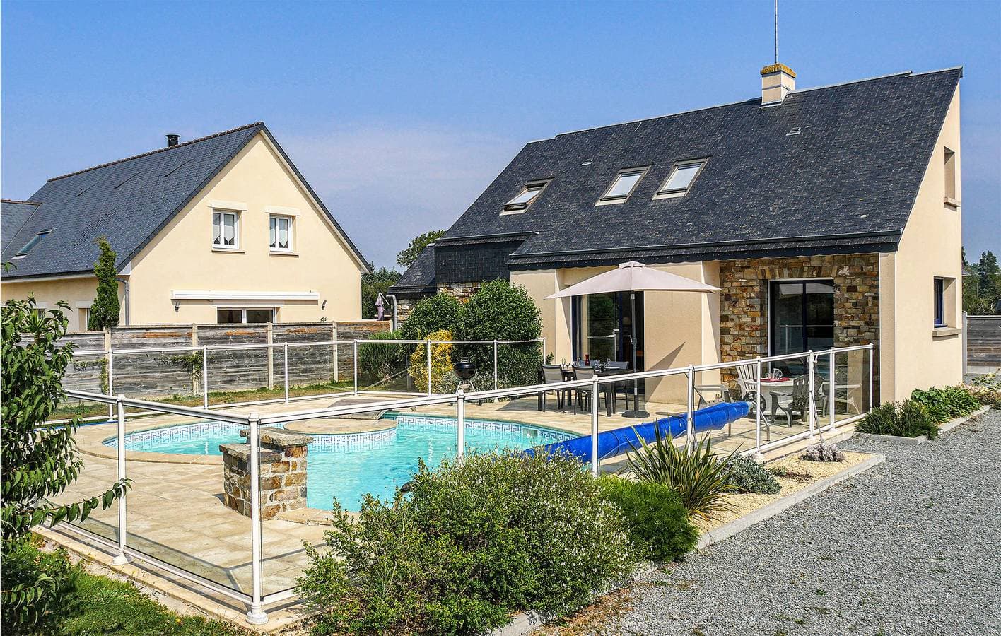 Schmuckstück am Strand: 100 qm Wohnung mit Parkplatz, Pool und Garten 1
