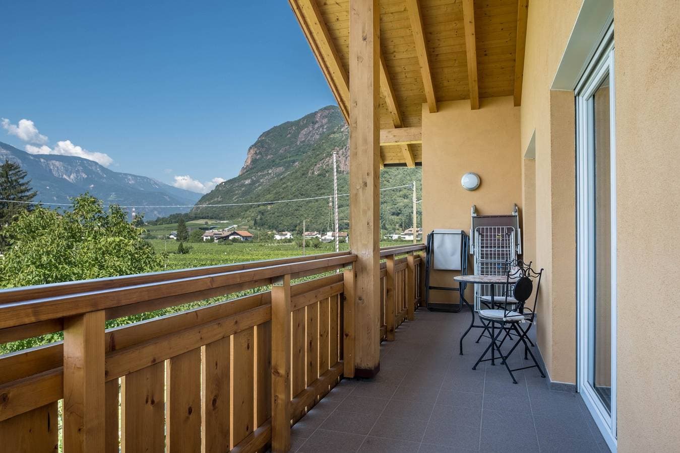 Foto 3 von 26: Ferienwohnung "Urbanhof - Moritzing" mit Bergblick, WLAN & 2 Balkonen