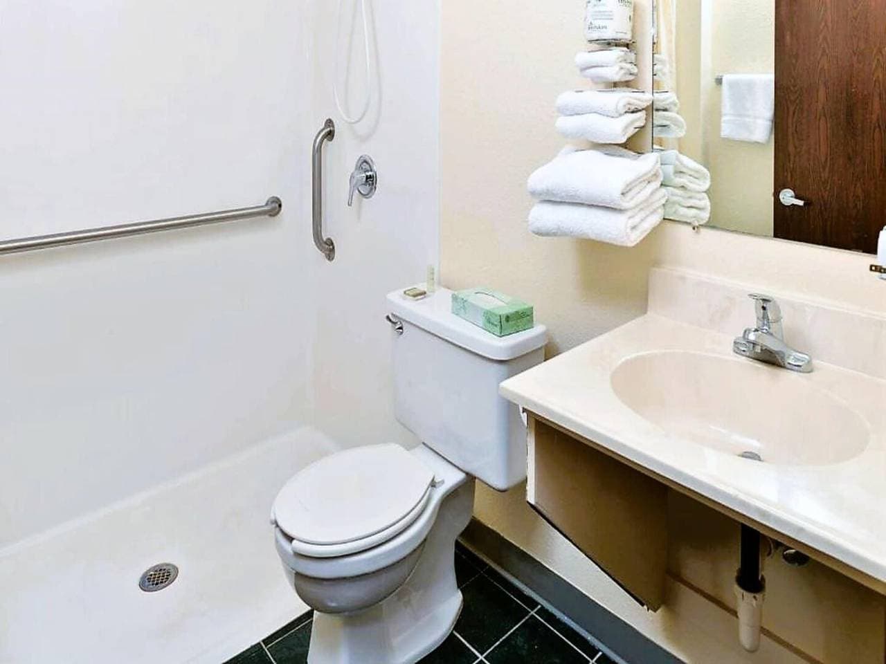 Foto 7 von 9: Zimmer mit 2 Doppelbetten, Nichtraucher