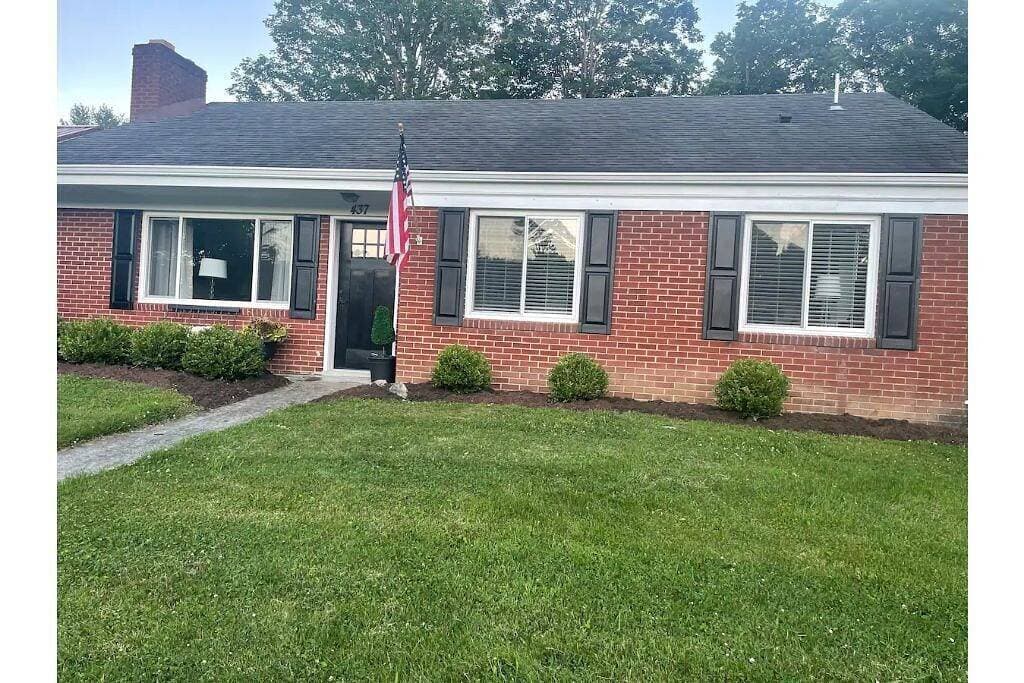 Foto 11 von 25: Lewisburg's Southern Bell, a charming Bungalow that's blocks from downtown!