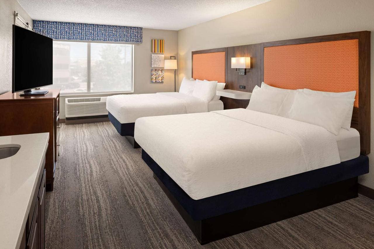 Foto 7 von 10: Queen Room with Two Queen Beds and Sofa Bed - Mobility Access/Non-Smoking